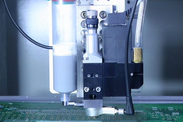 CCD視覺點(diǎn)膠和手動(dòng)點(diǎn)膠有什么不同？機(jī)器視覺系統(tǒng)來幫你