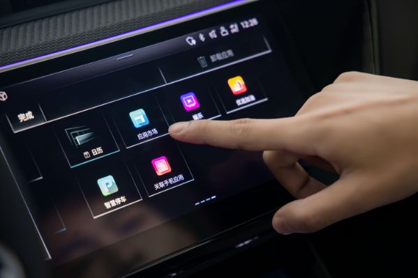 機器視覺的車載觸摸屏玻璃蓋板貼合應(yīng)用